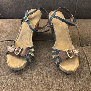 Aerosols 7.5 plush around wedge sandals